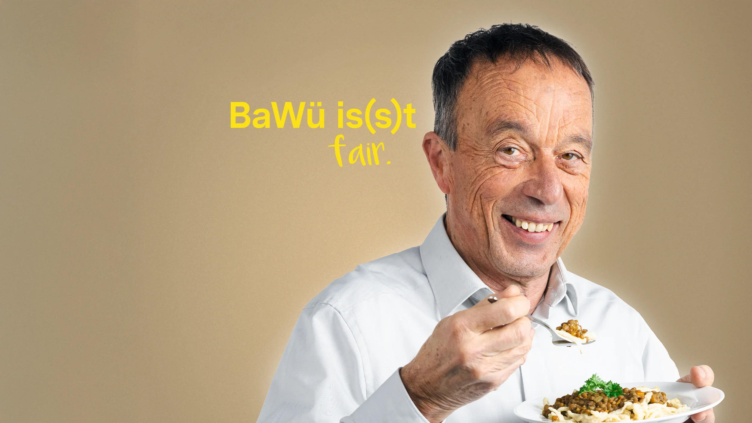 BaWü is(s)t fair. Ein älterer Mann isst lächelnd Linsen mit Spätzle