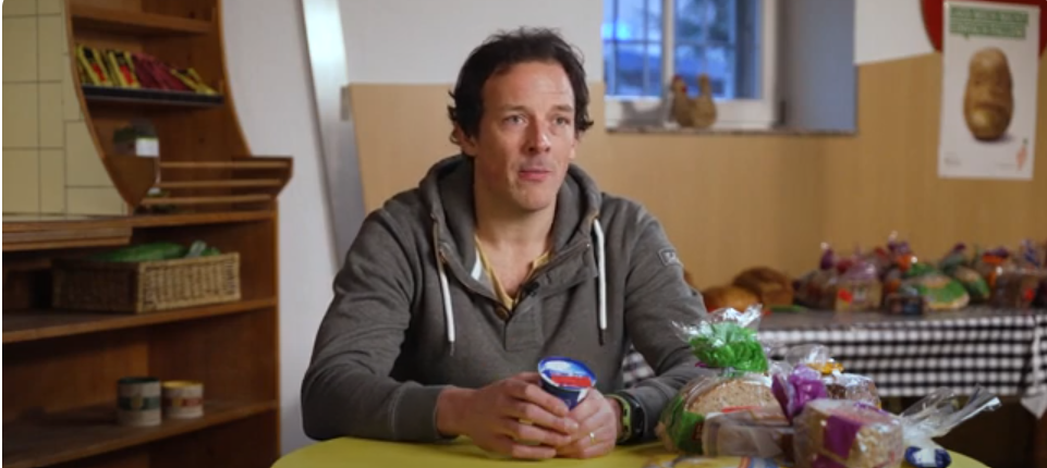 Ernährungsbotschafter Andreas Tickert erklärt, wie man noch verzehrsfähige Lebensmittel erkennt.