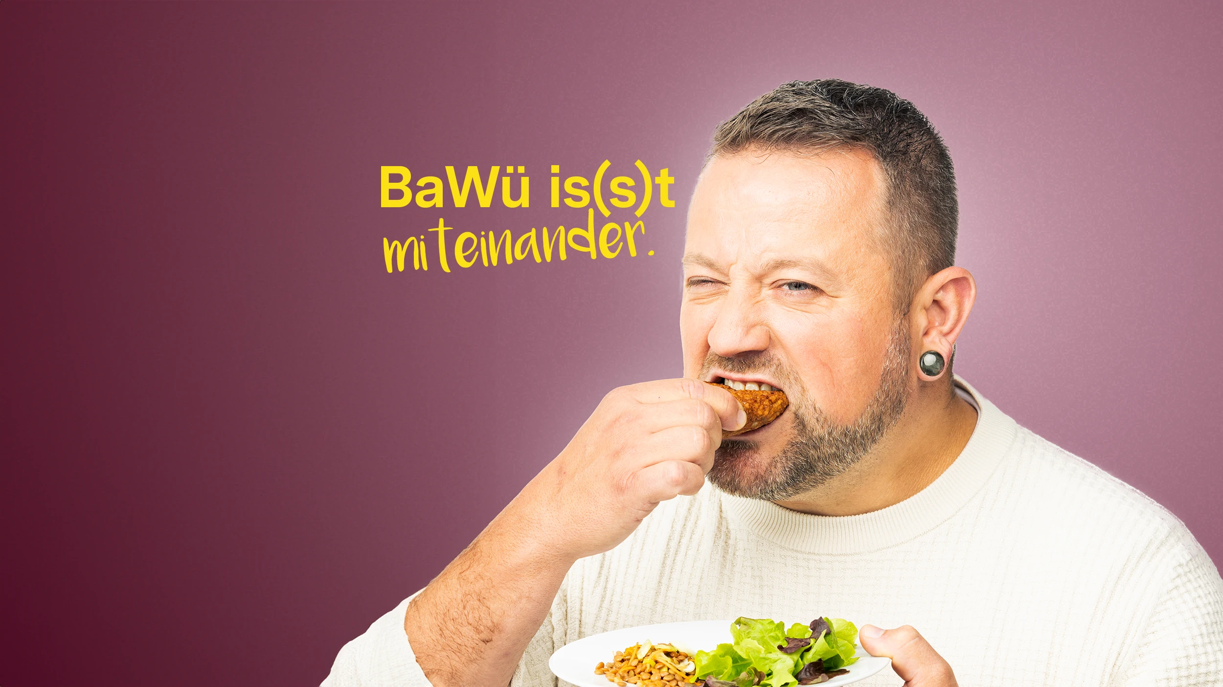 BaWü is(s)t miteinander. Ein Mann beißt herzhaft in eine Frikadelle.