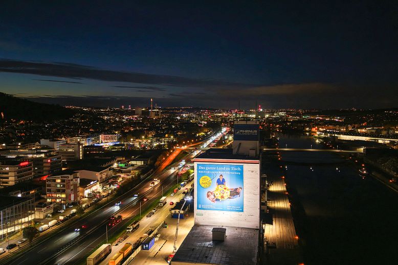 Großes BaWü-zu-Tisch-Banner an der B10