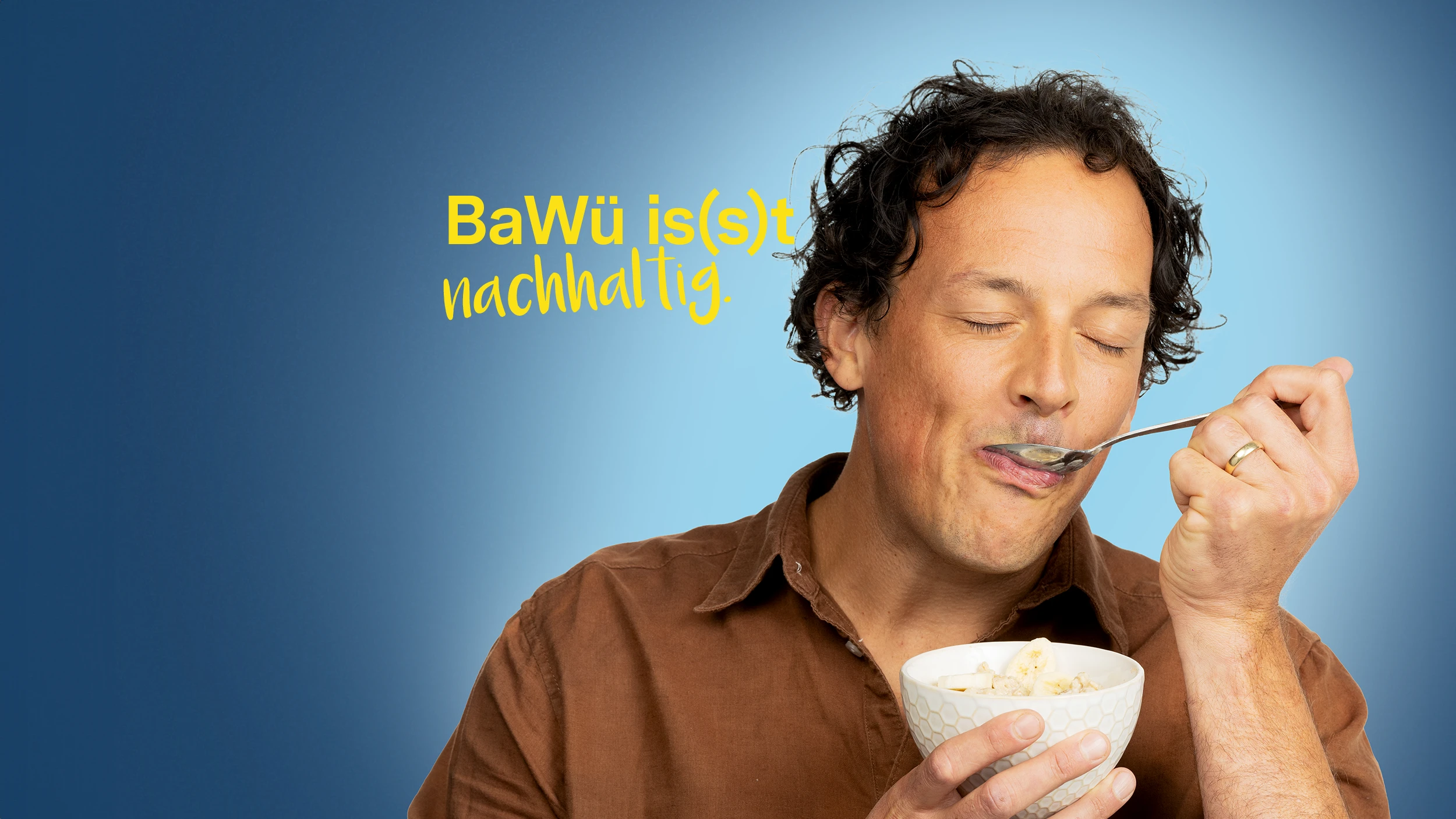 Ein Mann löffelt genüsslich sein Müsli.