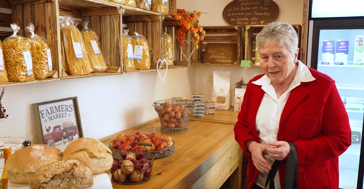 Ernährungsbotschafterin Waltraud Allgäuer kauft im Hofladen ein.