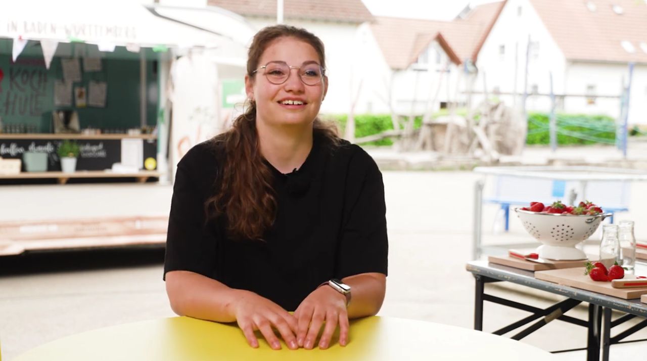 Ernährungsbotschafterin Ramona Kreuzer stellt den Naturpark- Kochschulbus vor.