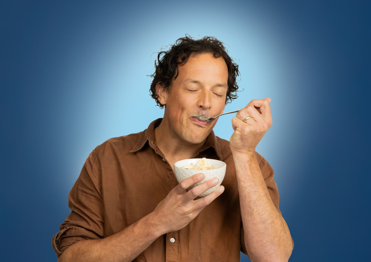BsWü is(s)t nachhaltig. Ein Mann isst genüsslich und mit geschlossenen Augen Müsli.