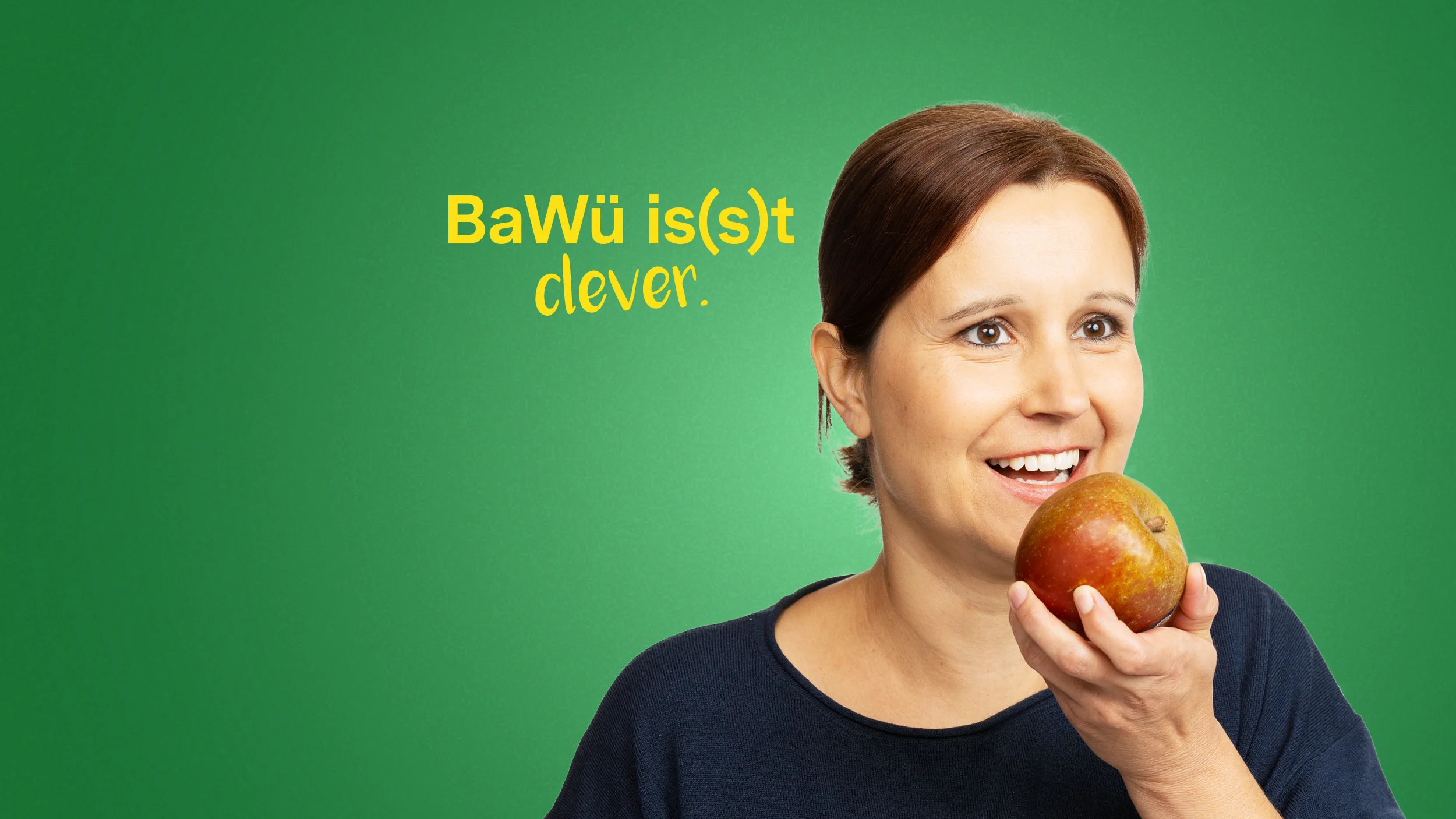 BaWü is(s)t clever. Eine Frau beißt herzhaft in einen Apfel