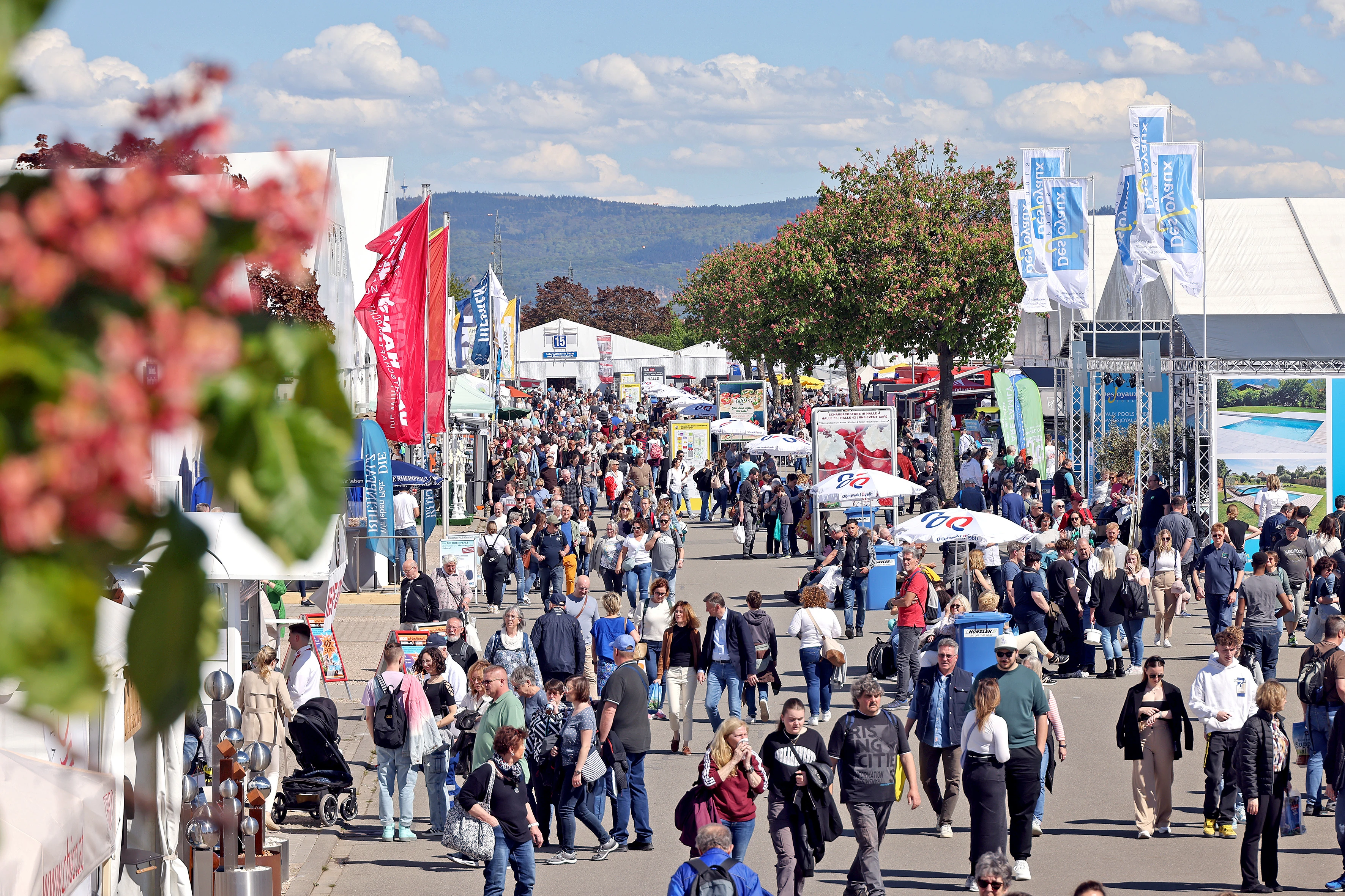 Menschen auf dem Maimarktgelände